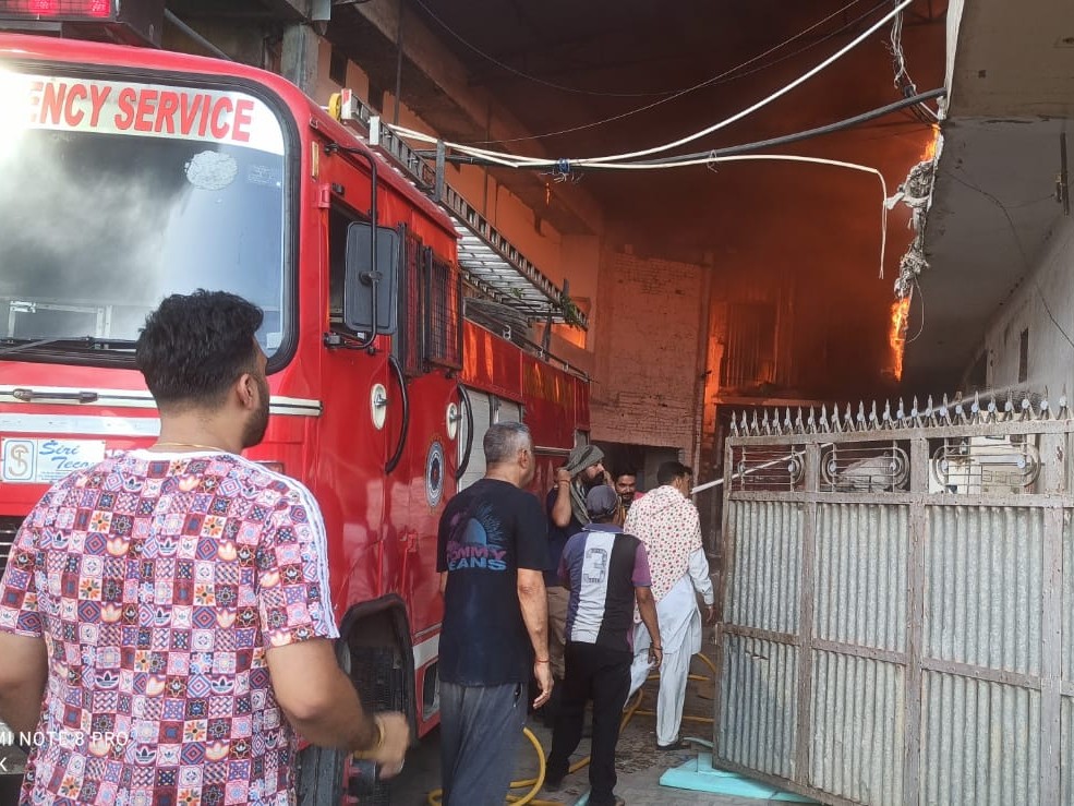 आग को बुझाने में लगी फायर ब्रिगेड की टीमें।