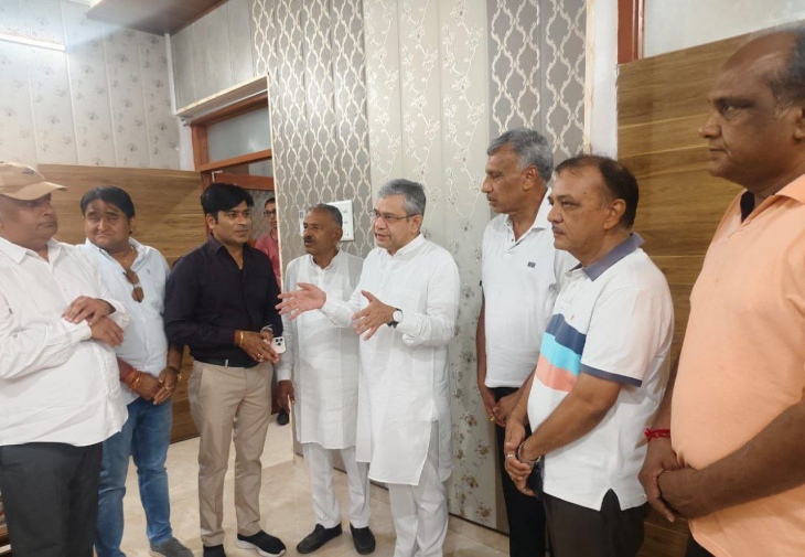 रेल मंत्री भाजपा पदाधिकारियों और जिला कलेक्टर से चर्चा करते हुए।