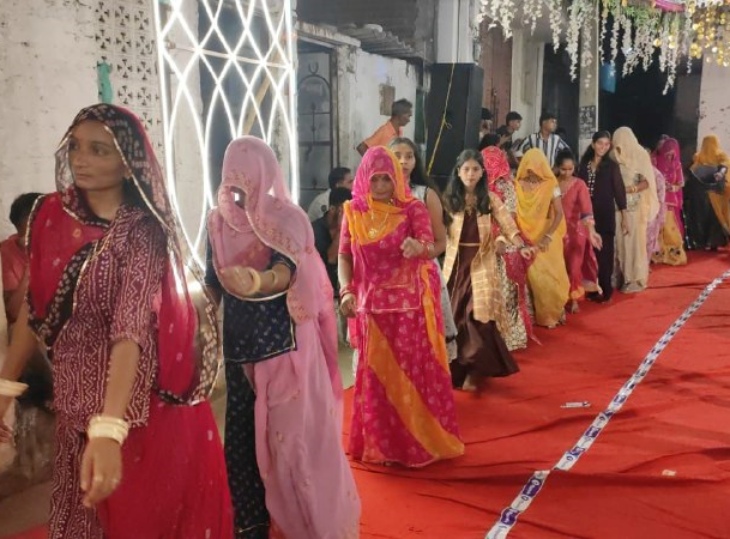 पाली के पुराना बस स्टैंड चारणिया बास में गरबा खेलते हुए मोहल्ले की महिलाएं।