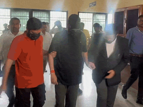 गुरुवार को रिटायर्ड IAS निरंजन दास को स्पेशल कोर्ट में पेश किया गया।