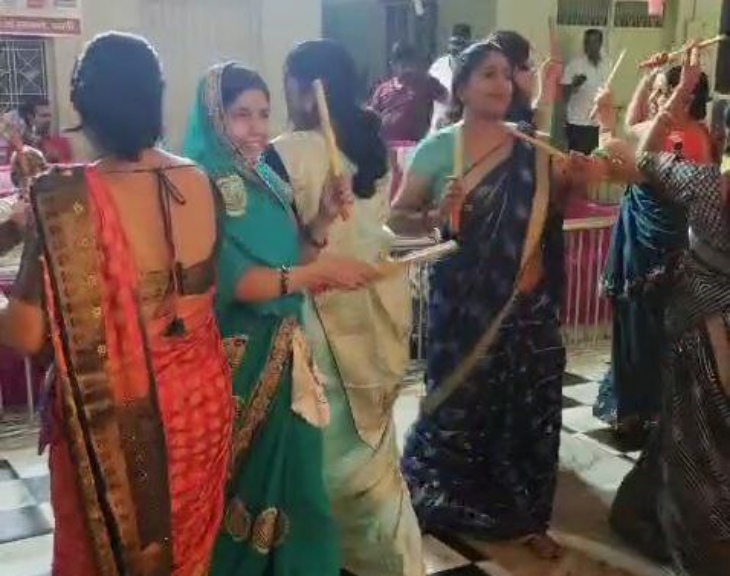 पाली के शिवबाड़ी में गरबा खेलती हुए श्रीमाली समाज की महिलाएं।