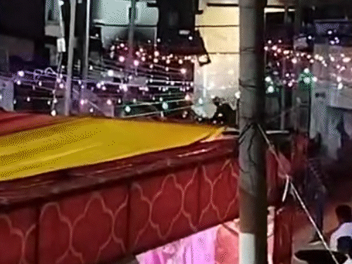 पथराव से गरबा मैदान में अफरतफरी मच गई।