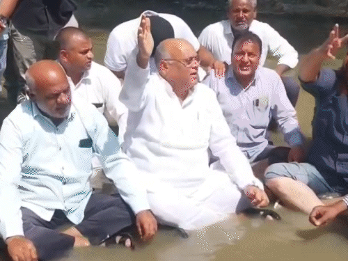 मकराना विधायक जाकिर हुसैन गैसावत सीवर के पानी में बैठ गए। खूब नारेबाजी की। एसडीएम बात करने आए तो धक्का-मुक्की कर दी।
