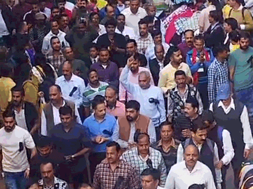 शिमला के लोअर बाजार में रोष रैली निकालते हुए शिमला के लोग।