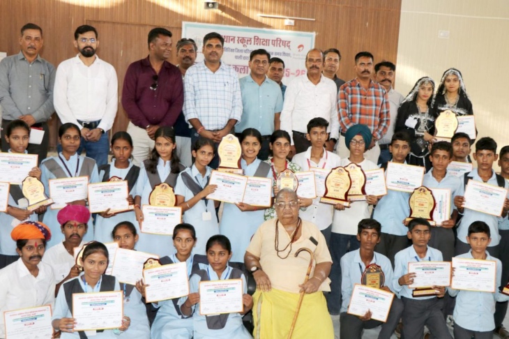 पाली शहर के बालिया स्कूल में आयोजित जिला स्तरीय कला उत्सव में प्रशस्ति पत्र के साथ स्टूडेंट।
