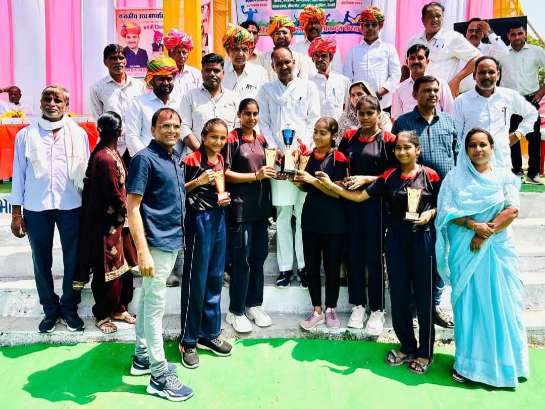 खेलकूद प्रतियोगिता की विजेता और उपविजेता टीमों को स्मृति चिह्न देकर सम्मानित किया।