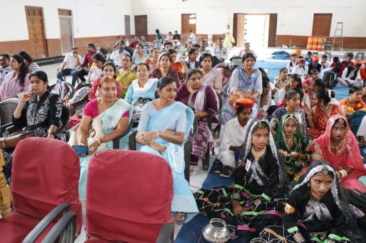 पाली शहर के बालिया स्कूल में आयोजित जिला स्तरीय कला उत्सव में मौजूद स्टूडेंट और टीचर्स।