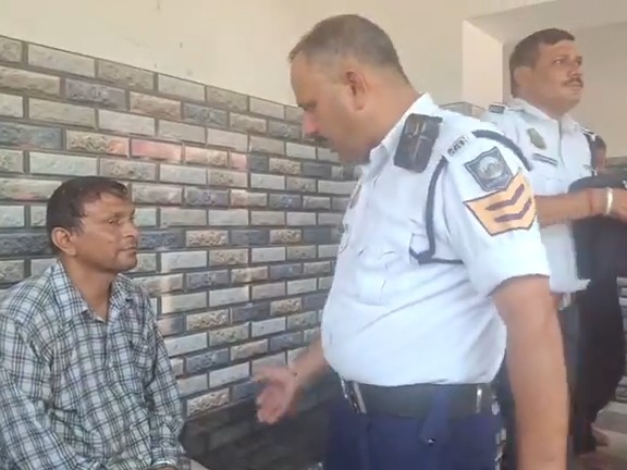 कांगड़ा में ब्यास पुल से नीचे गिरी बाइक:  अमृतसर के पर्यटक की बची जान, दलदल से लोगों ने बचाया – Dehra News