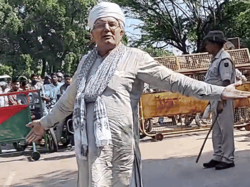 भाजपा से 6 साल के लिए निष्कासित पूर्व प्रवक्ता कृष्ण कुमार जानू ने सड़क पर किया विरोध प्रदर्शन।