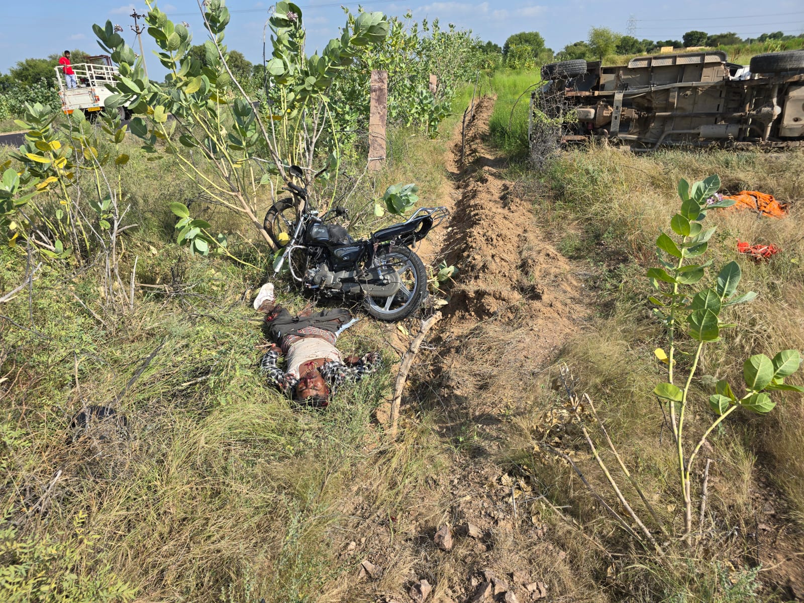 बाइक को टक्कर मारने के बाद पलटी बोलेरो कैंपर। बाइक सवार भाऊनाथ की मौके पर ही मौत हो गई।