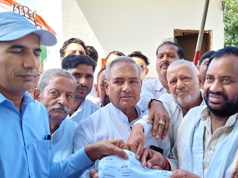 कांग्रेस कार्यकर्ता रैली निकालकर कलेक्ट्रेट पहुंचे और मुख्यमंत्री के नाम अतिरिक्त जिला कलेक्टर को ज्ञापन सौंपा।