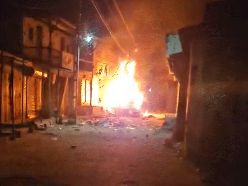 उपद्रवियों ने सड़कों पर खड़ीं तीन गाड़ियों में आग लगा दी।