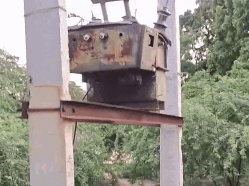 बाड़मेर में नन्हे रिपोर्टर ने बिजली के खंभे को लेकर की जानदार रिपोर्टिंग।