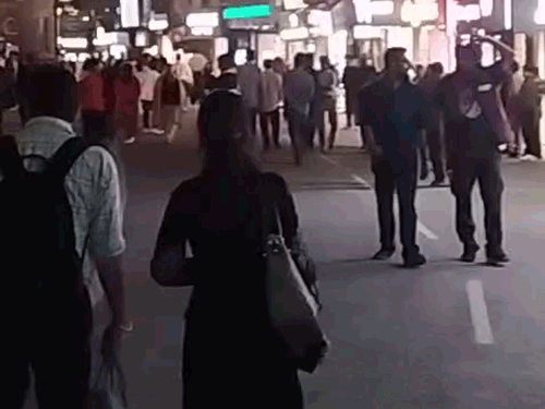शिमला के मॉल रोड पर शाम के वक्त चहलकदमी करते हुए टूरिस्ट।