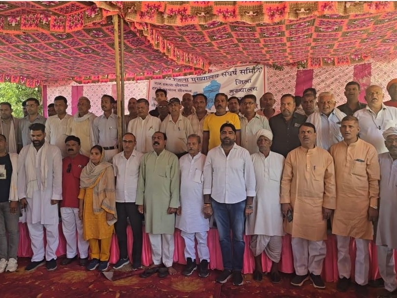 अनाज मंडी पार्क में चल रहे जिला बचाओ संघर्ष समिति के धरना स्थल पर पहुंचे कांग्रेस जिलाध्यक्ष