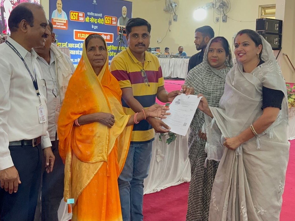 पशुपालन विभाग ने मंगला पशु बीमा योजना के लाभार्थियों को बीमा पॉलिसी भी वितरित की।