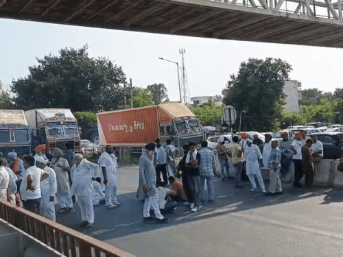 जीटी रोड को जाम करके बैठे किसान।