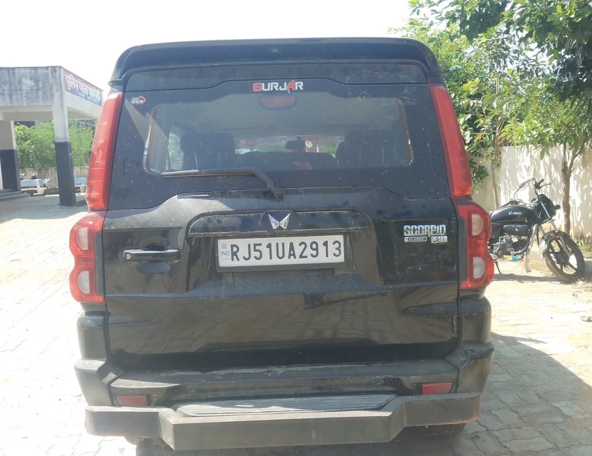 एस्कॉर्ट कर रही स्कोर्पियो को भी जप्त किया