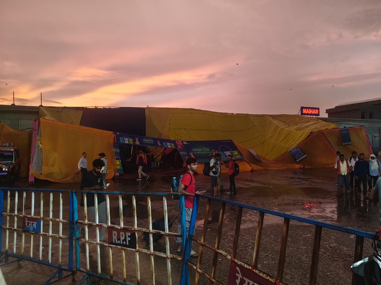 लोगों ने भाग कर बचाई जान
