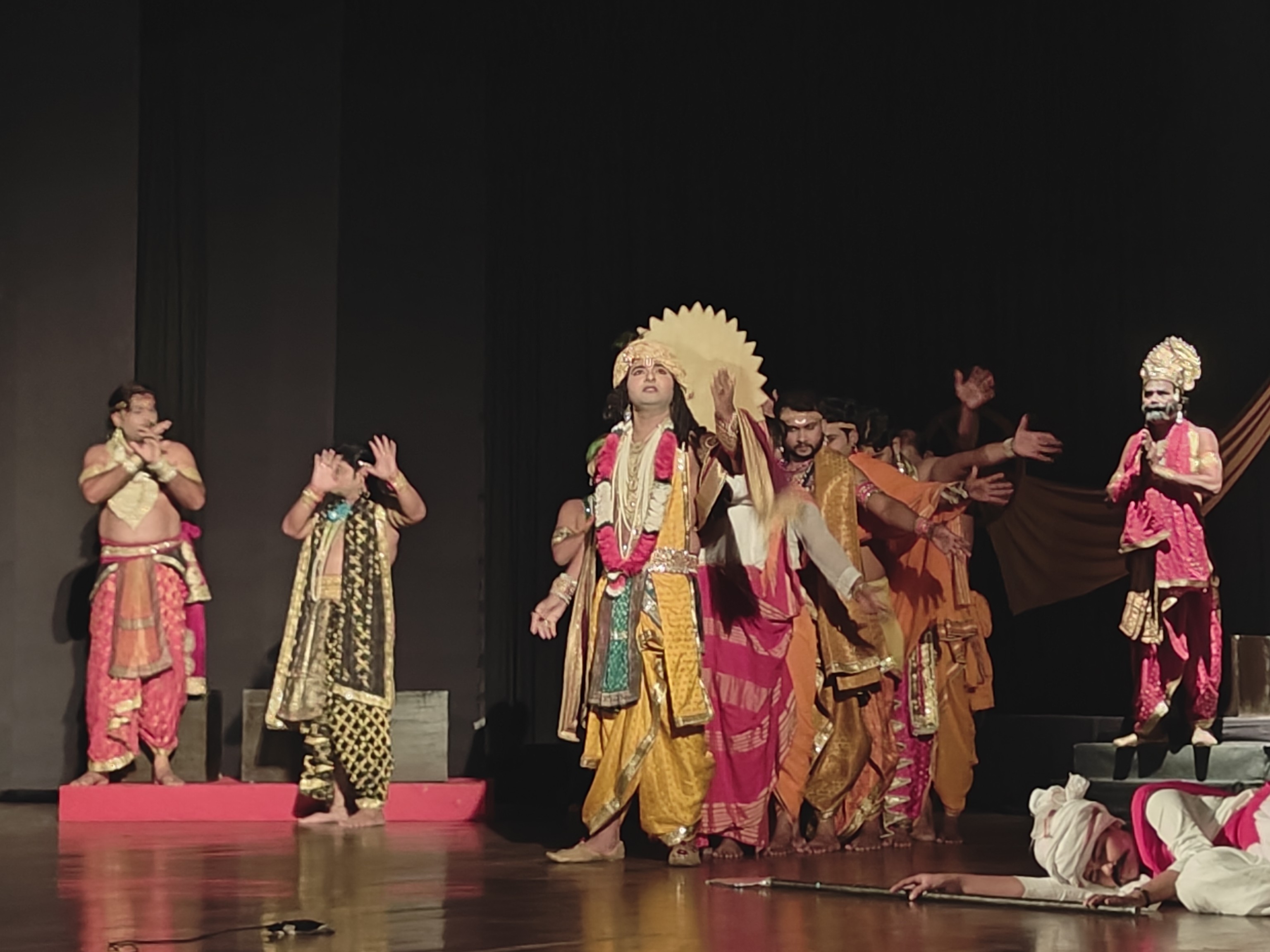 Rashmirathi drama staged in Lucknow