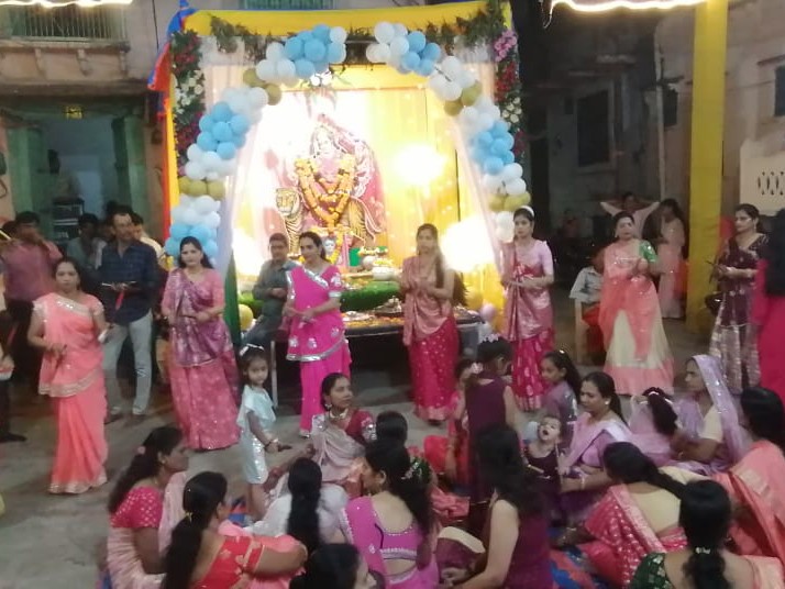 नवरात्र में गरबा पांडालों में रात होते ही गुजराती गरबा की धूम होती है शुरू।