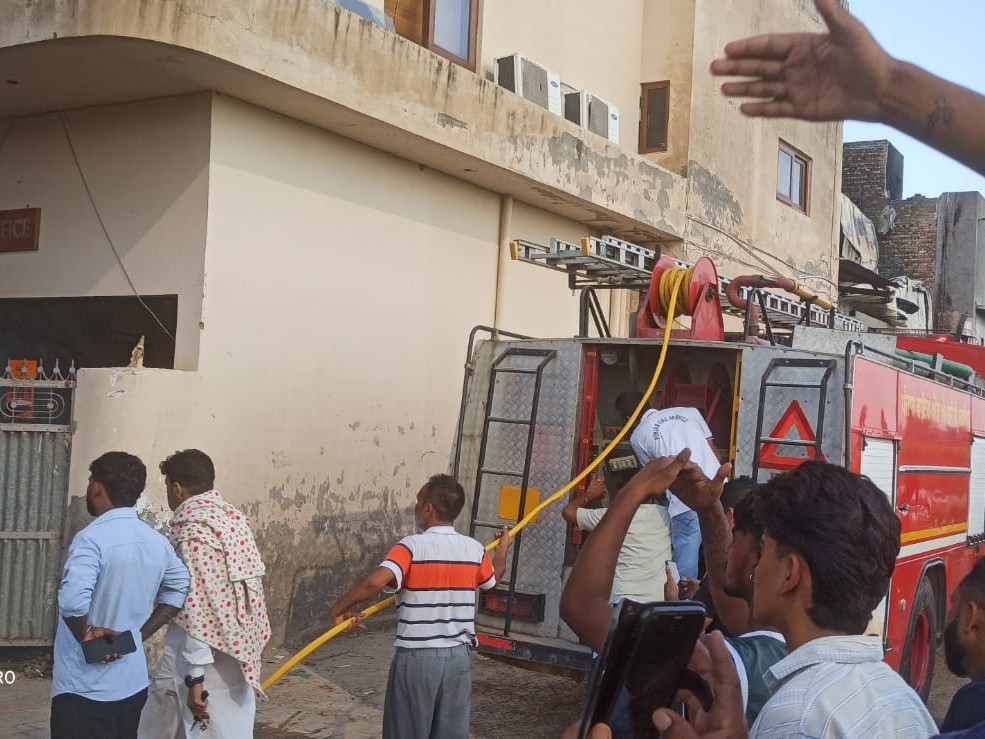 फैक्ट्री में आग की सूचना के बाद मौके पर फायर ब्रिगेड की 3 गाड़ियां आग बुझाने में लगी हैं।