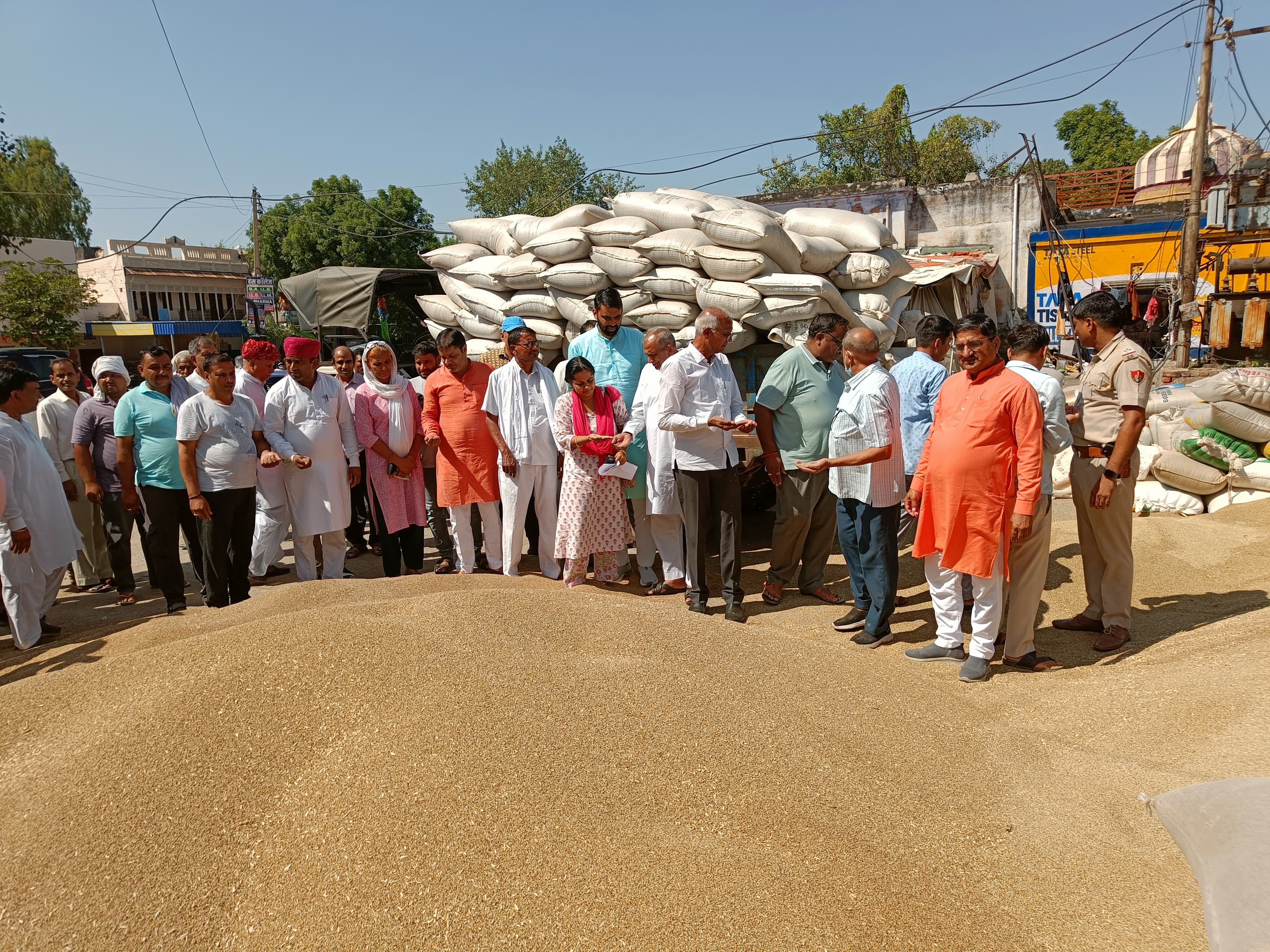 महेंद्रगढ़ विधायक ने अनाज मंडी का लिया जायजा:  किसानों की सुनीं समस्याएं, अधिकारियों को समय पर भुगतान के निर्देश – Mahendragarh News