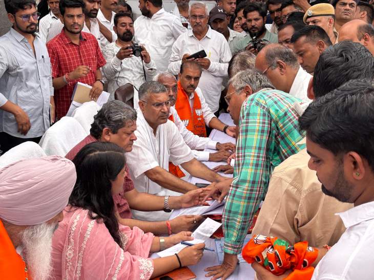 प्रभारी मंत्री सुमित गोदारा ने गुरुवार को शहरी सेवा शिविर का निरीक्षण किया।
