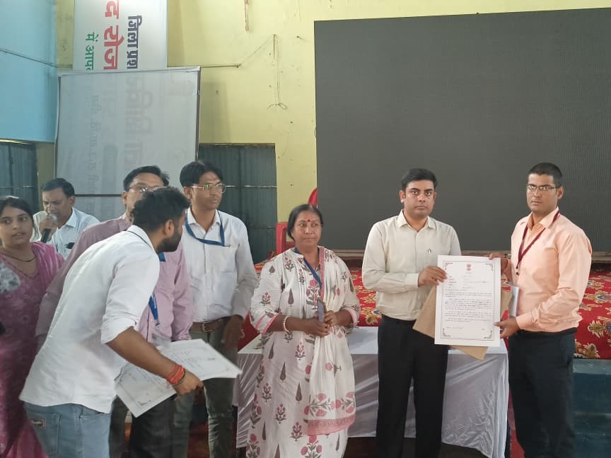 जिला कलेक्टर उत्सव कौशल ने नव चयनित कर्मचारियों को दी शुभकामनाएं।