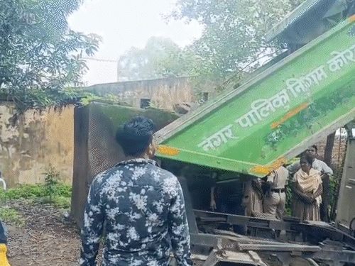 कोरबा में महिला के शव को नगर पालिका की कचरा गाड़ी में अस्पताल ले गए थे।