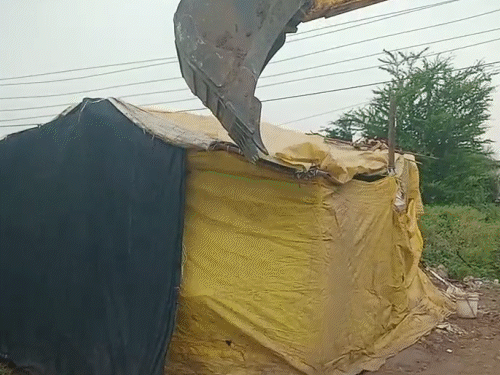 जानकारी के मुताबिक आरोपियों ने निगम की जमीन पर अवैध कब्जा कर रखा था।