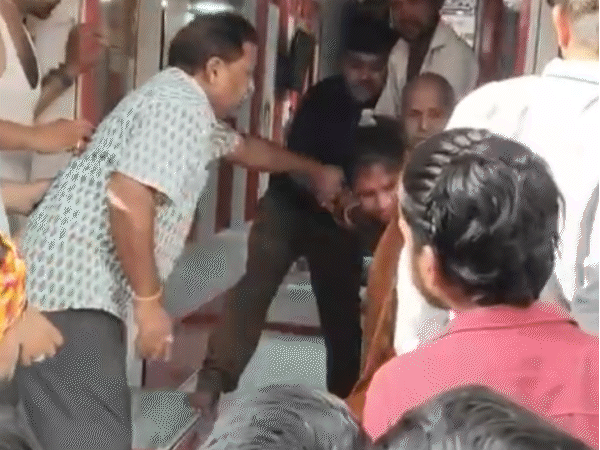 लोगों ने महिला से बदसलूकी करते हुए बुरी तरह मारपीट की।