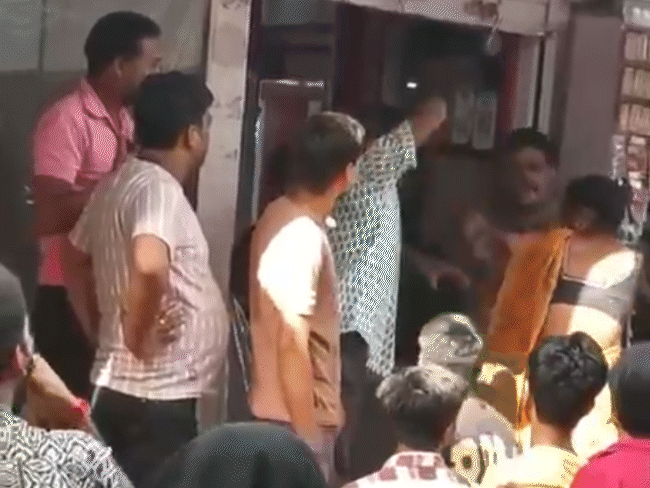 दुकानदार ने चिल्लाते हुए महिला को धक्का देकर गिरा दिया।