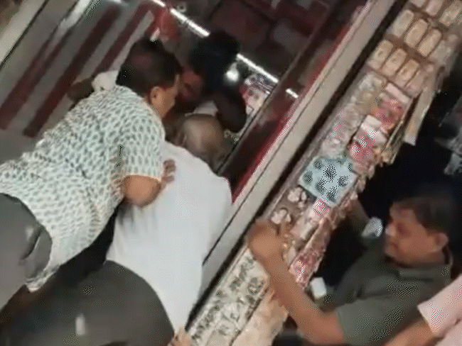 दुकान में बैठे पति-पत्नी को दुकानदार समेत कुछ लोग पीटने लगे।