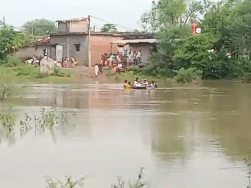 ट्यूब और प्लाईवुड का सहारा लेकर शव को नाले के दूसरे ओर लाया गया।