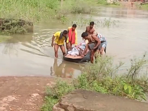परिजन निजी वाहन से अंतिम संस्कार के लिए शव को ससुराल ले गए।
