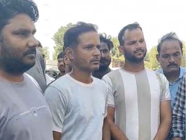 मृतक मोनू के चाचा सोनू बाथम घटना की जानकारी देते हुए।