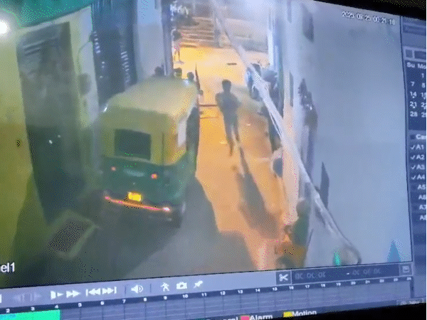 मोनू बाथम को गोली मारने के बाद मौके से भागते हुए आरोपी।