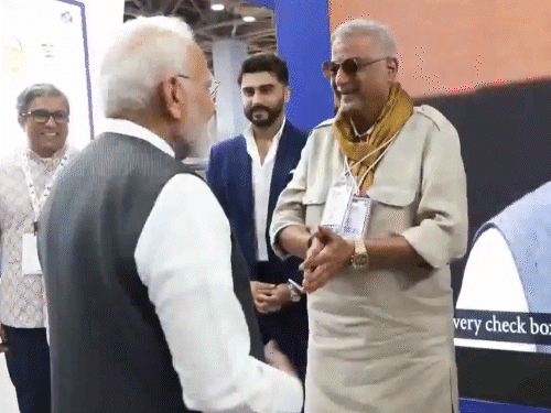 पीएम मोदी ने प्रोड्यूसर बोनी कपूर और उनके बेटे अर्जुन से मुलाकात की।