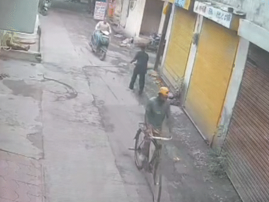 वह रुका नहीं, लड़की पर तेज रफ्तार से एक्टिवा चढ़ा दी और भाग निकला।