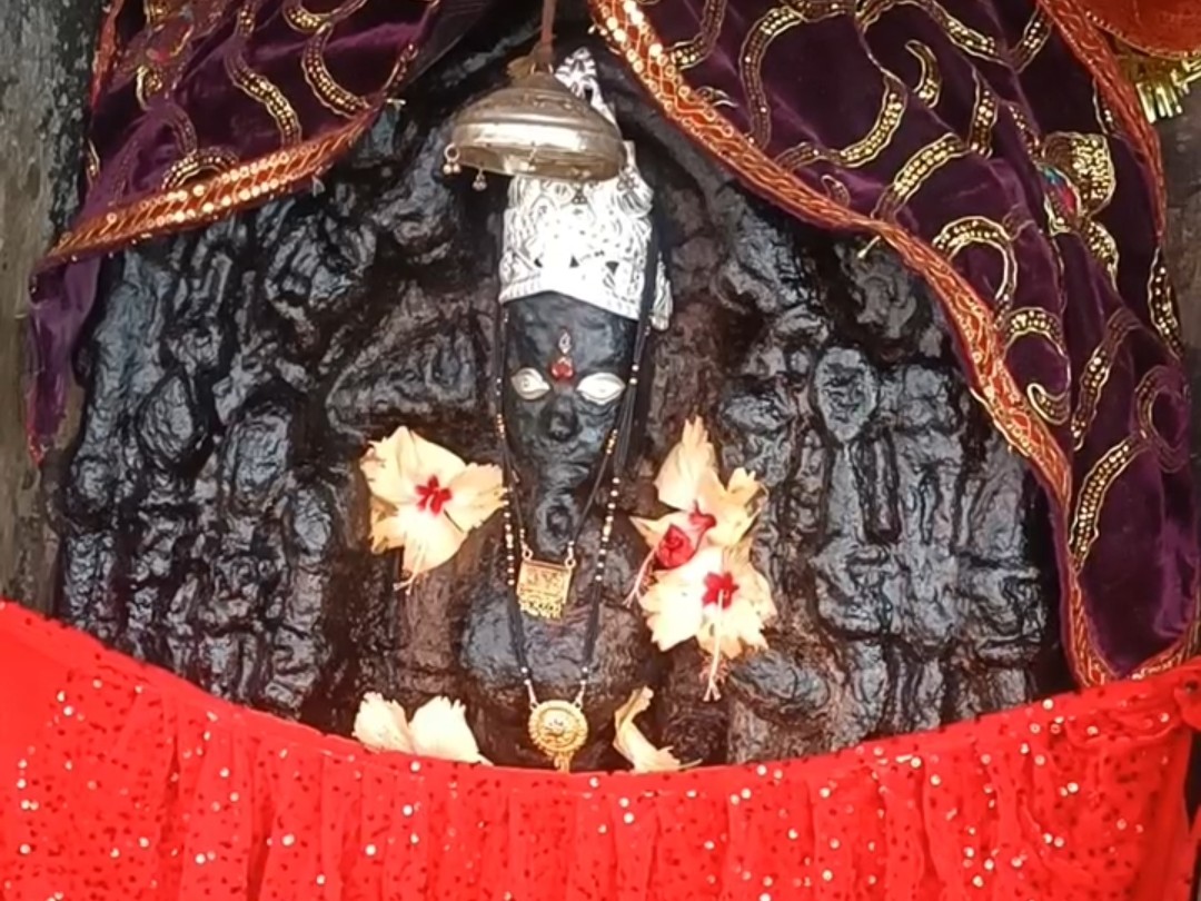 उत्तर मुखी में मां काली की पाषाण मूर्ति स्थापित है।