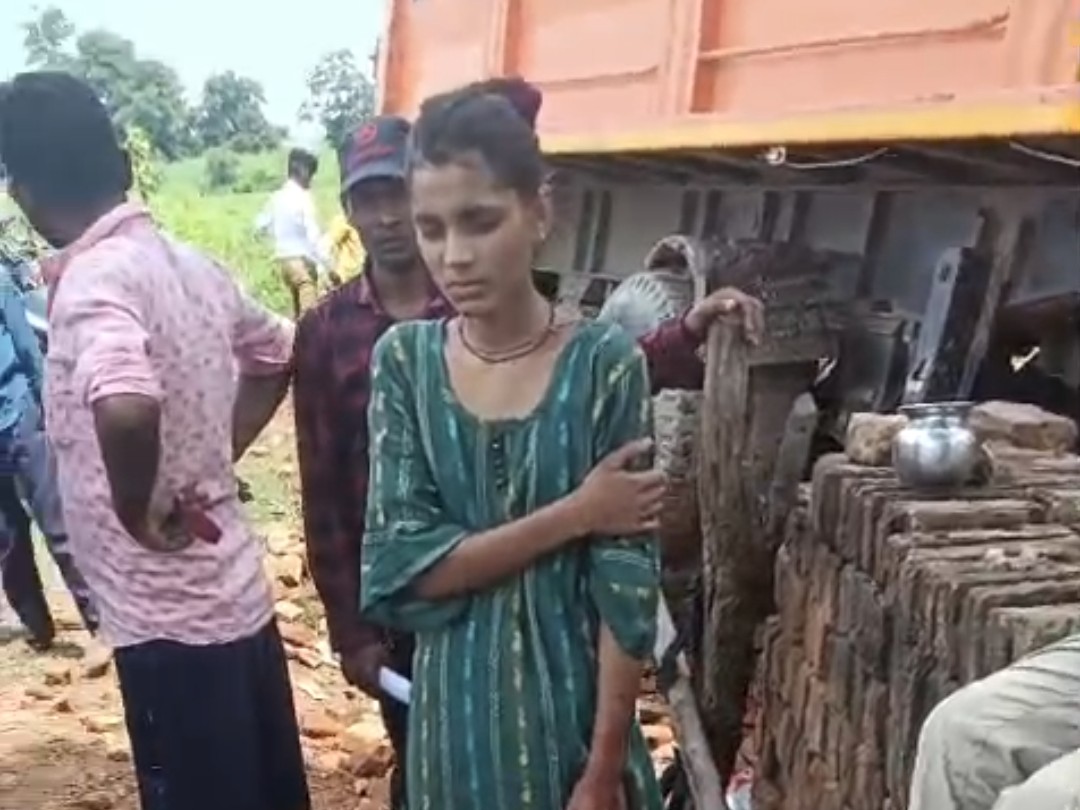 Truck rams into a mud house, father and daughter have a narrow escape ...