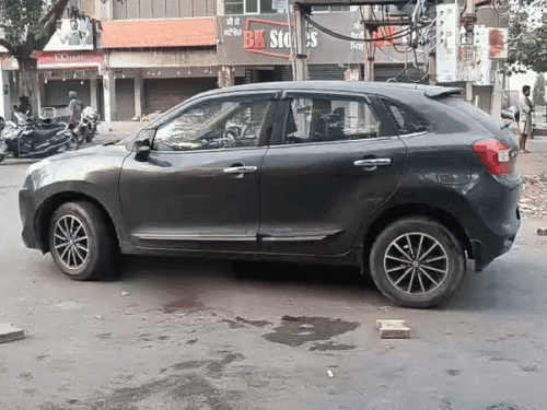 इसी कार में जिम मालिक विक्की लेटा हुआ था। मौके पर खून बिखरा हुआ था।