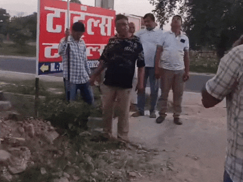 भौड़ा कलां गांव में विवादित महंत ज्योतिगिरी की जमीन की पैमाइश करते राजस्व विभाग के अधिकारी।