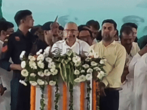 Congress leader and former minister Sampat Singh reached the program.