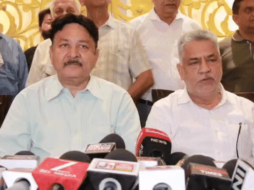 पंजाब हाट मिक्स प्लांट एसोसिएशन के प्रधान विनोद जैन और भगवान दास जानकारी देते हुए।