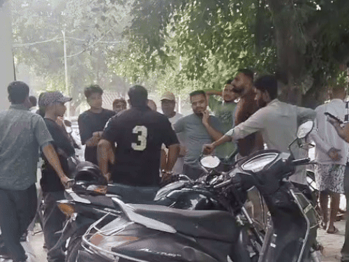अस्पताल में जुटे लोग। जिम मालिक की हालत गंभीर है।