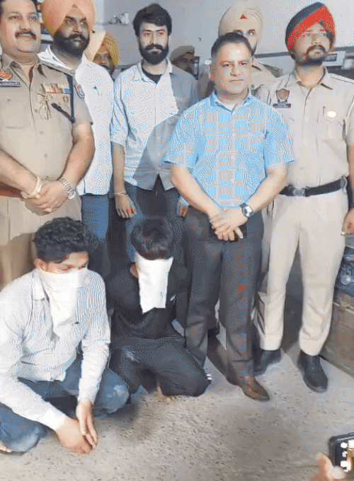 पुलिस ने मामले में दो लोगों को गिरफ्तार किया है। ये दोनों यूपी के रहने वाले हैं।