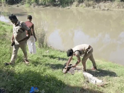 पुलिस टीम ने युवती और घटनास्थल के पास गहनता से जांच की।