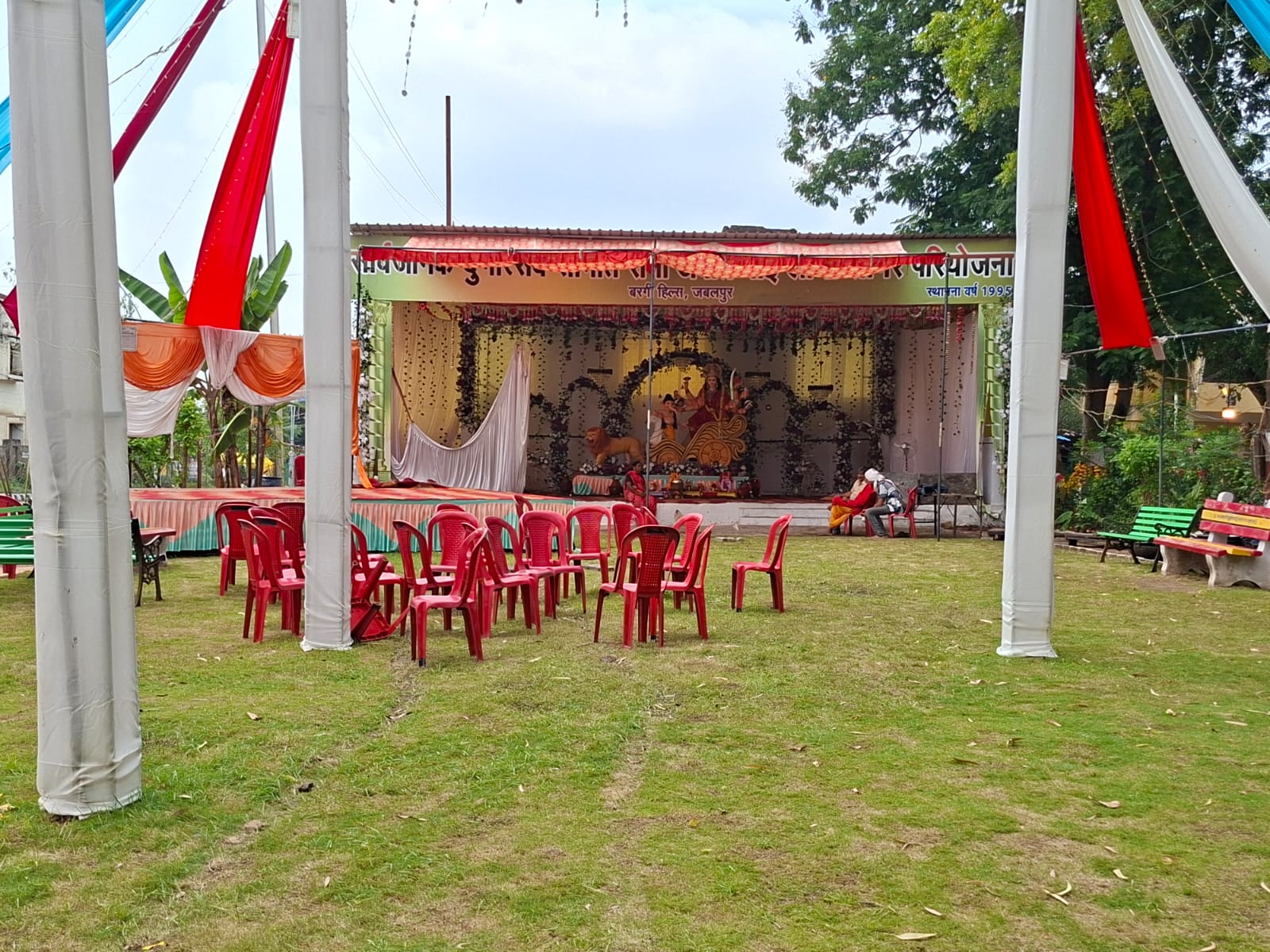 दो बच्चों की मौत के बाद से दुर्गा पंडाल में छा गया मातम।